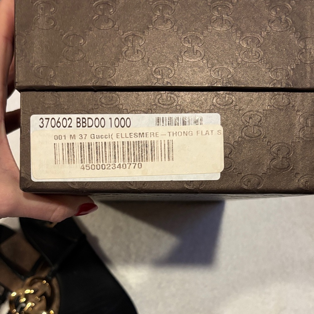 Gucci Black Sandals with Gold Emblem - Picture 9 of 9